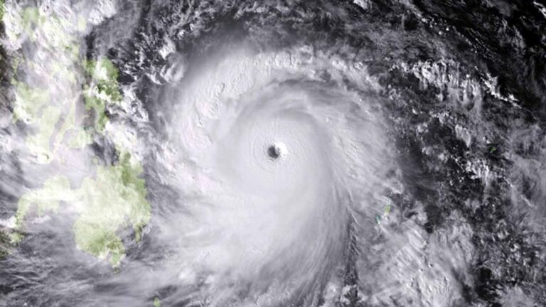 cyclone_eye_5-860x484