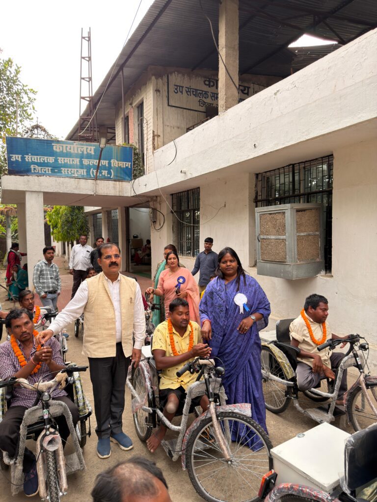 महापौर व सभापति ने वितरित की मोटराइज्ड ट्रायसायकल (1)