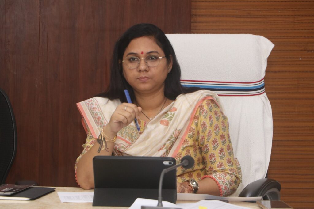 16 राजस्व अधिकारियों