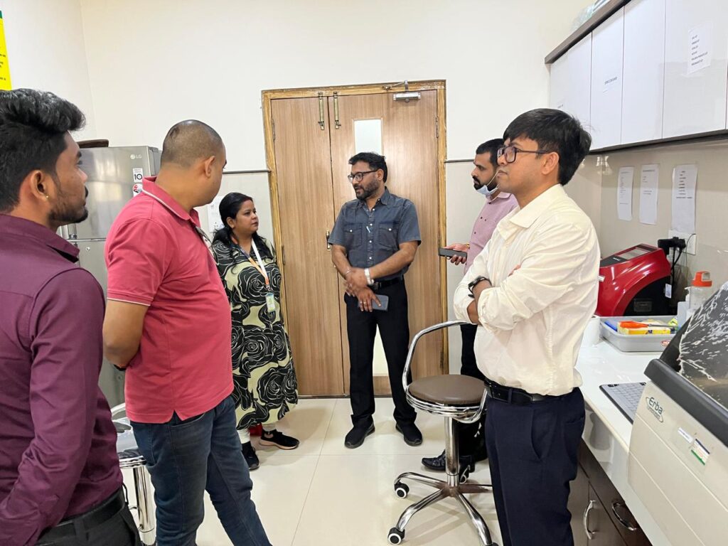 अस्पतालों में संचालित गतिविधियों का औचक निरीक्षण  (2)