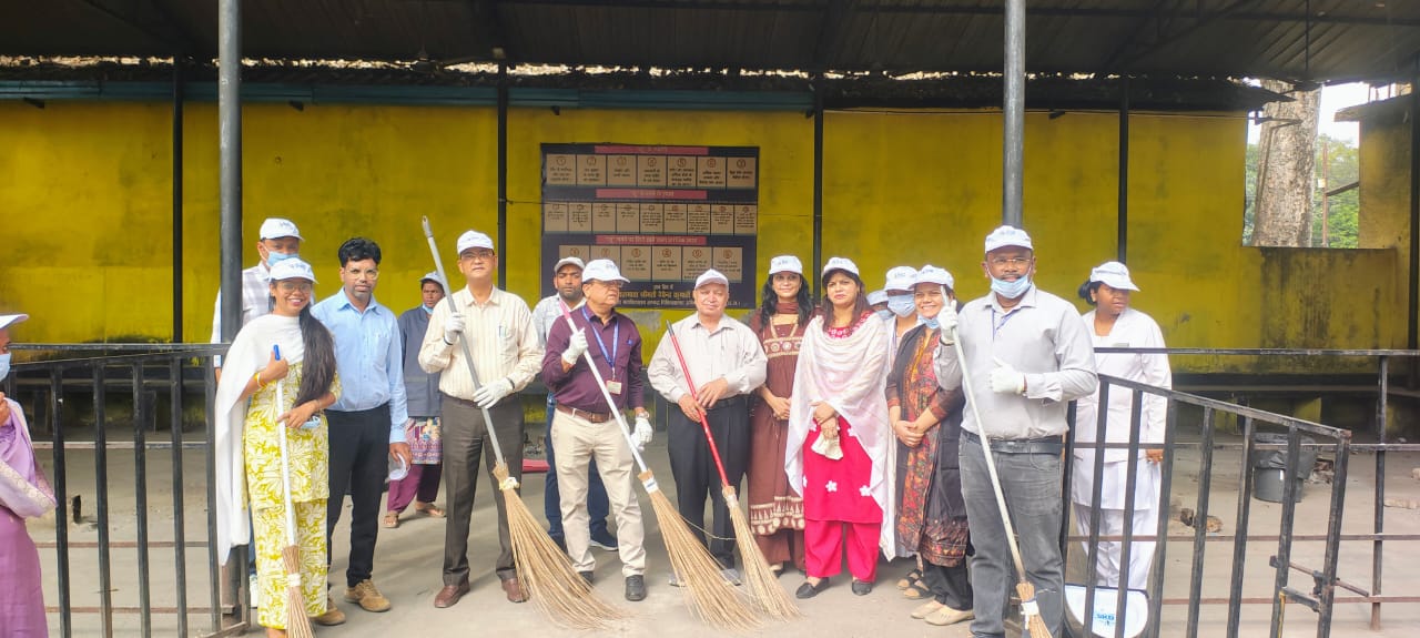 स्वच्छता अभियान के तहत मेडिकल कॉलेज अस्पताल परिसर एवं वार्डों में  साफ-सफाई (1)